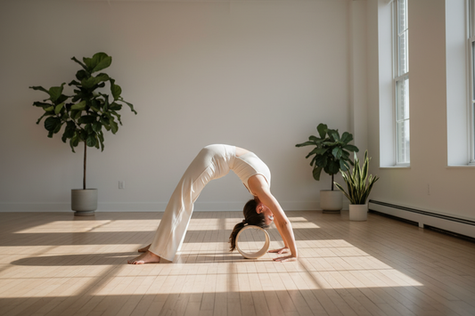Waarom een Yoga Wiel een Game-Changer is voor je Rug & Flexibiliteit