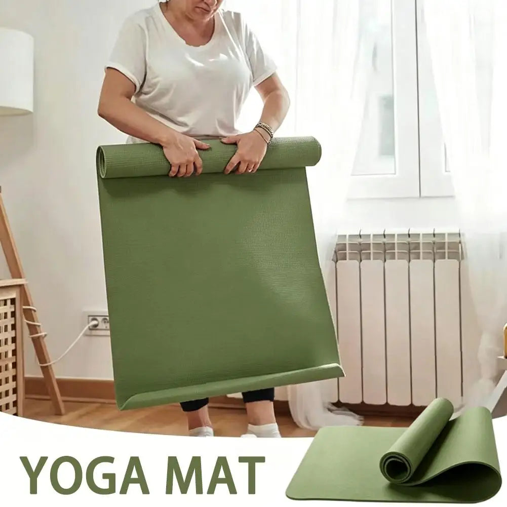 Persoon houdt een gedeeltelijk opgerolde groene yogamat vast”