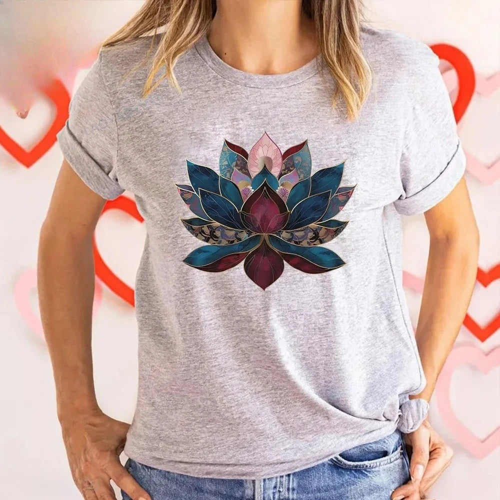 Lotus Yoga Dames T‑Shirt – Spirituele Zen Bloemenprint | Boho Yoga Top voor Mindfulness & Dagelijkse Rust