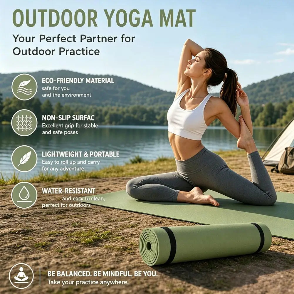 Vrouw doet yoga op een groene mat aan een meer, met een opgerolde yogamat op de voorgrond